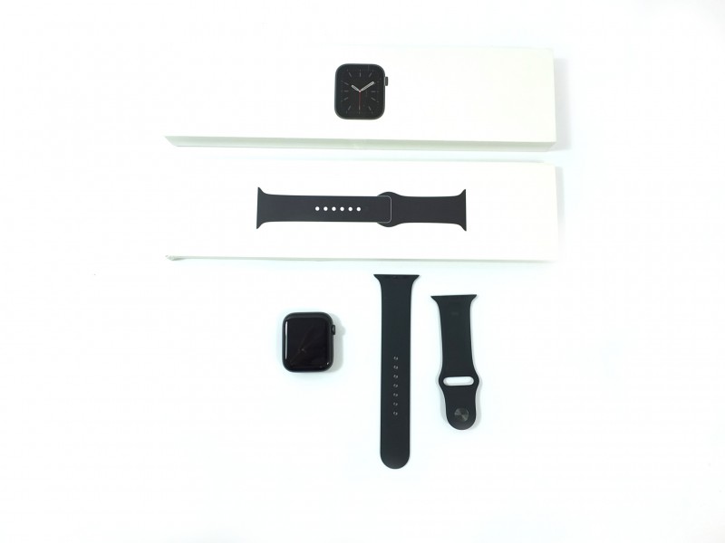 Apple Watch Series 6 44mm Vesmírně šedý hliník s černým sportovním řemínkem - na náhradní dílyí