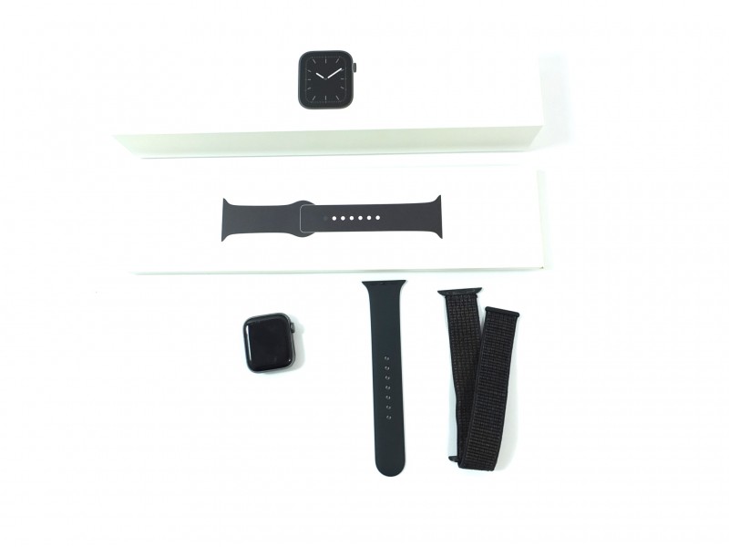 Apple Watch Series 5 40mm Vesmírně šedý hliník s černým sportovním řemínkem - s vadou