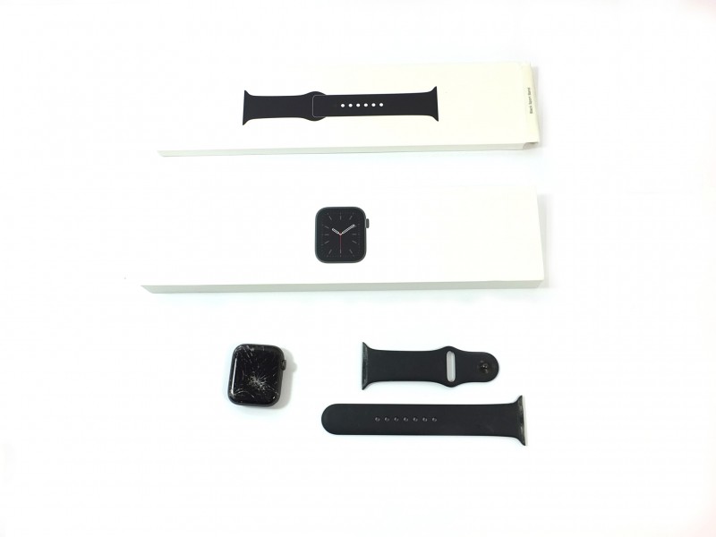 Apple Watch Series 6 44mm Vesmírně šedý hliník s černým sportovním řemínkem