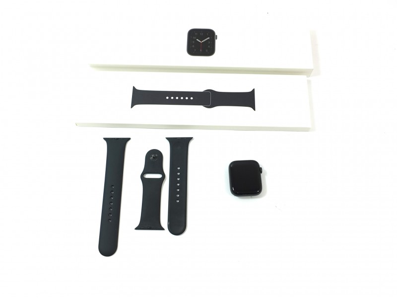 Apple Watch SE 44mm Vesmírně šedý hliník s černým sportovním řemínkem- na náhradní díly