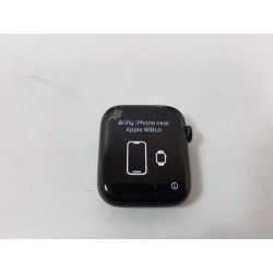 Apple Watch SE 44mm Vesmírně šedý hliník s černým sportovním řemínkem